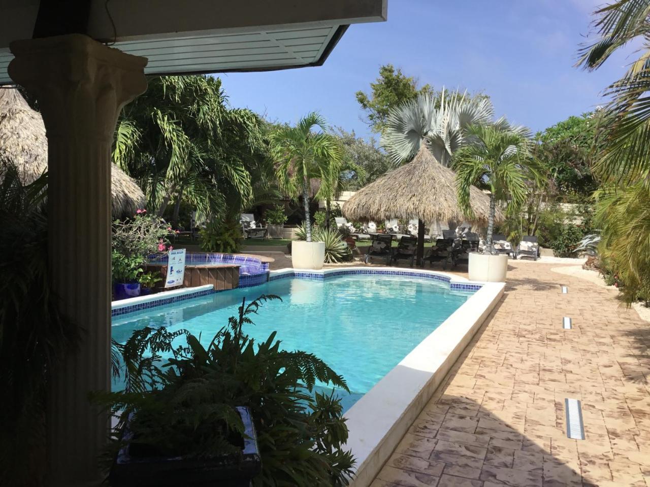 Bananas Apartments Palm Beach Bagian luar foto